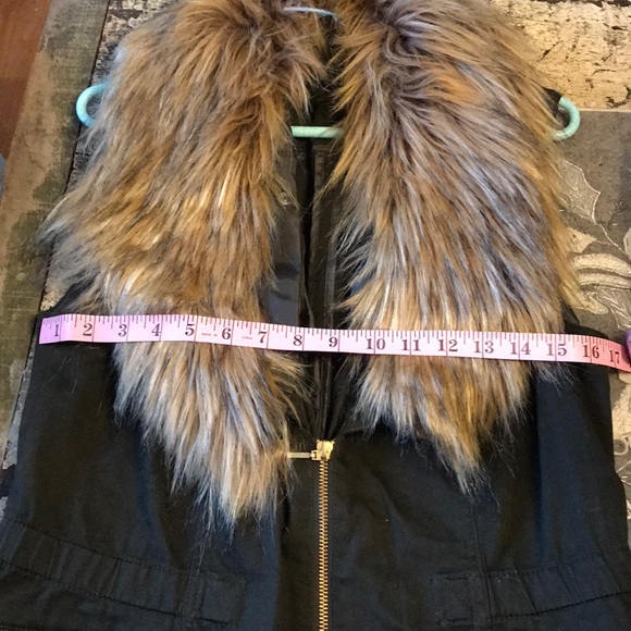 Very flattering army green faux fur vest - Picture 3 of 5